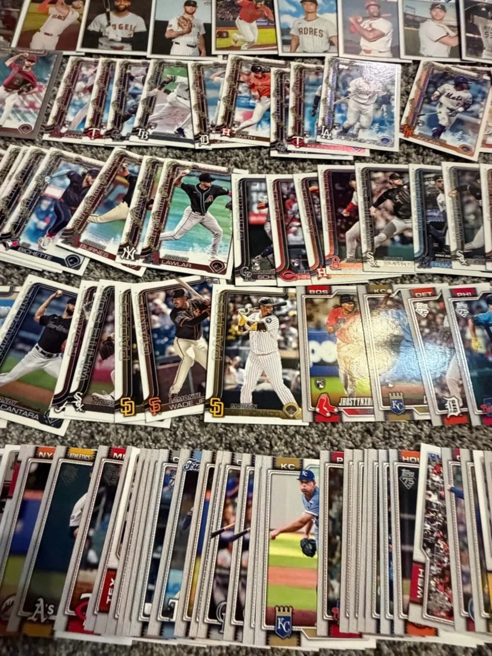 Lot of 130 Topps 2025-2026 baseball cards with rookies & inserts - Picture 3 of 10